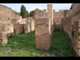 02785 ostia - regio v - insula vi - edificio (v,vi,2) - 1. raum von norden - suedseite - bli ri osten - 01-2024.jpg